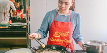 Lớp dạy nấu ăn gia đình