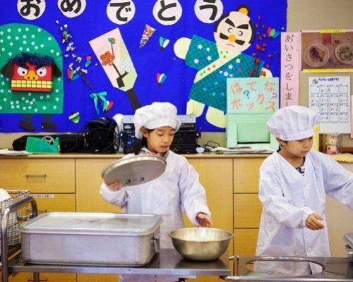 Trẻ em Nhật học cách nấu ăn từ khi 4 tuổi