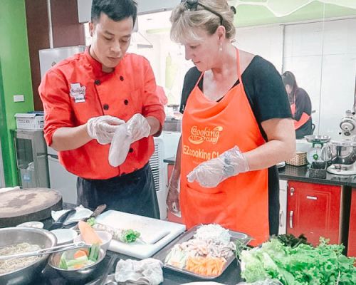 Lớp học nấu món ăn Việt Nam cho người nước ngoài