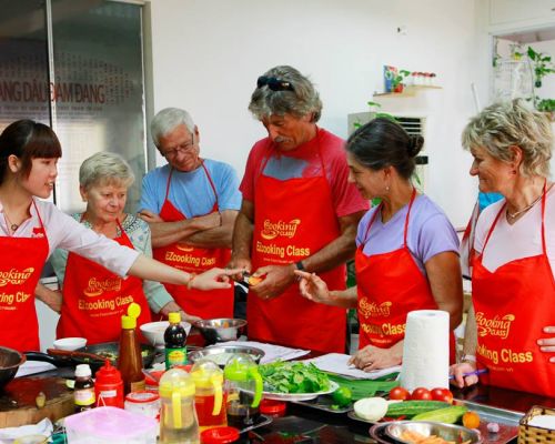 Tour dạy nấu ăn kết hợp du lịch cho khách nước ngoài