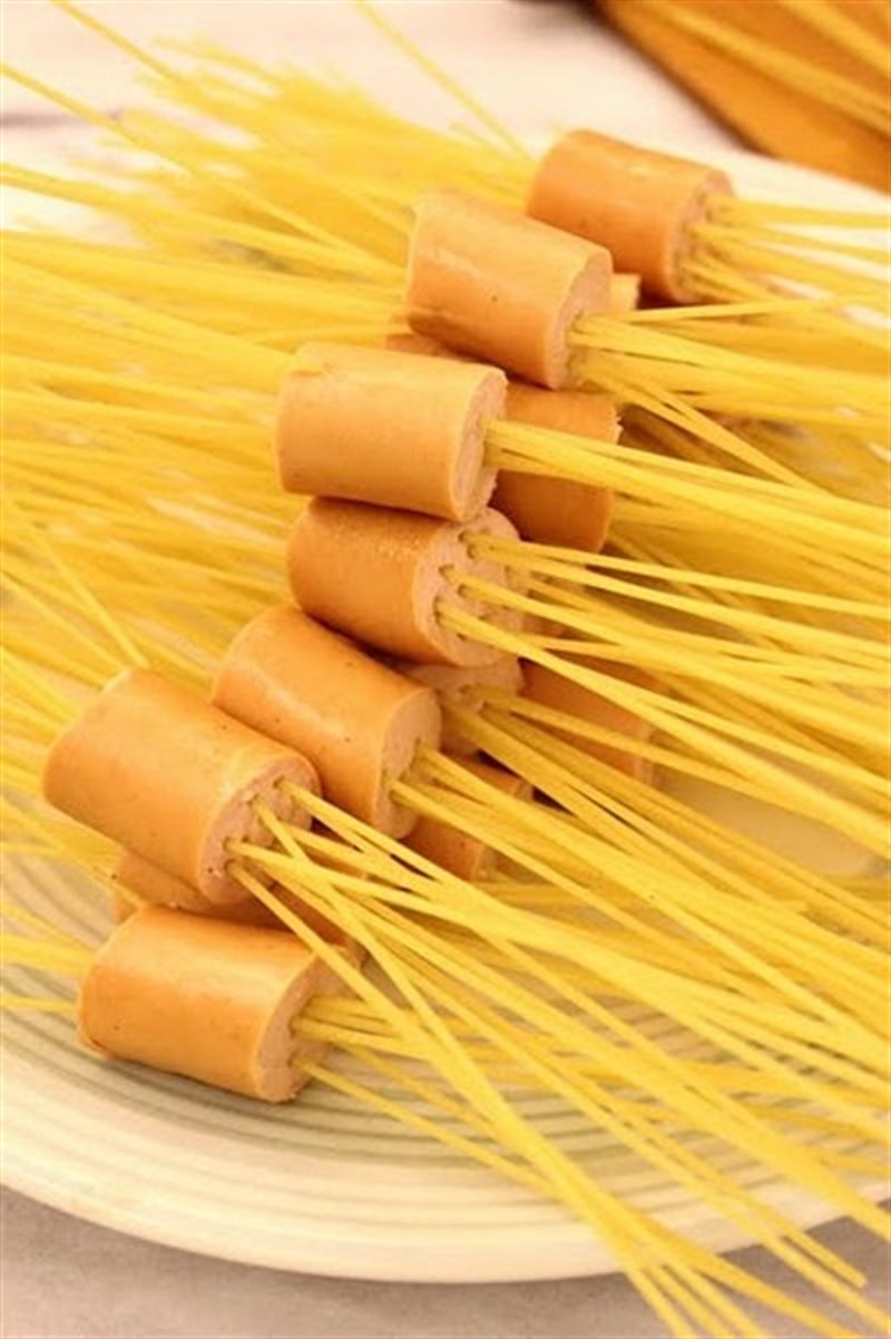Cách làm Mỳ Ý xuyên xúc xích vui mắt ngon miệng
